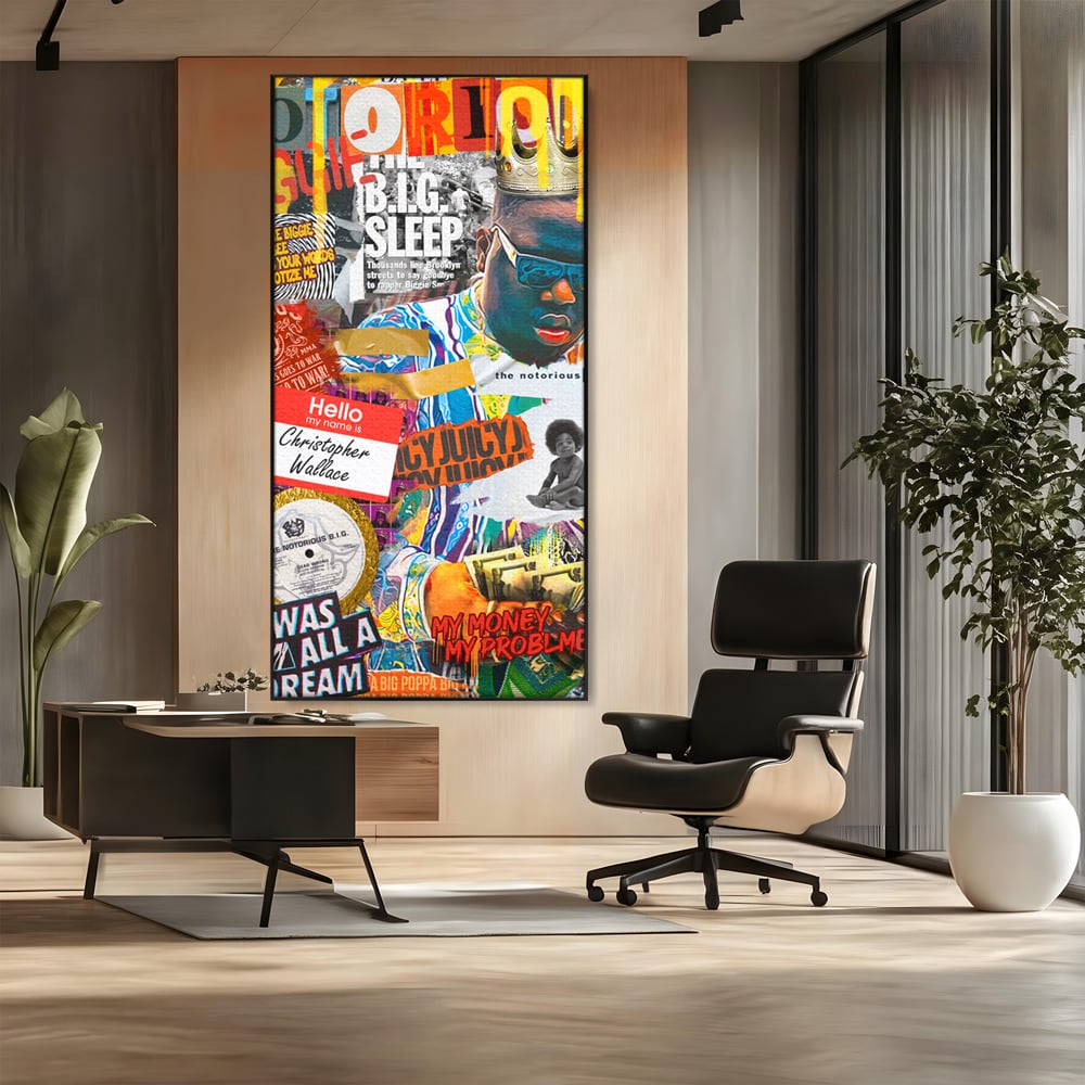 Tablou canvas cu tablou portret rapper the notorious b.i.g, in rama de aluminiu negru, pe perete intr-un birou